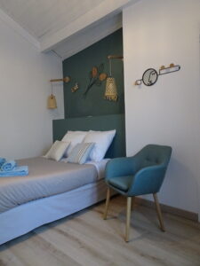 Chambre de caractère avec vue village et montagne