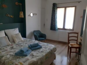 Chambre de caractère avec vue village et montagne