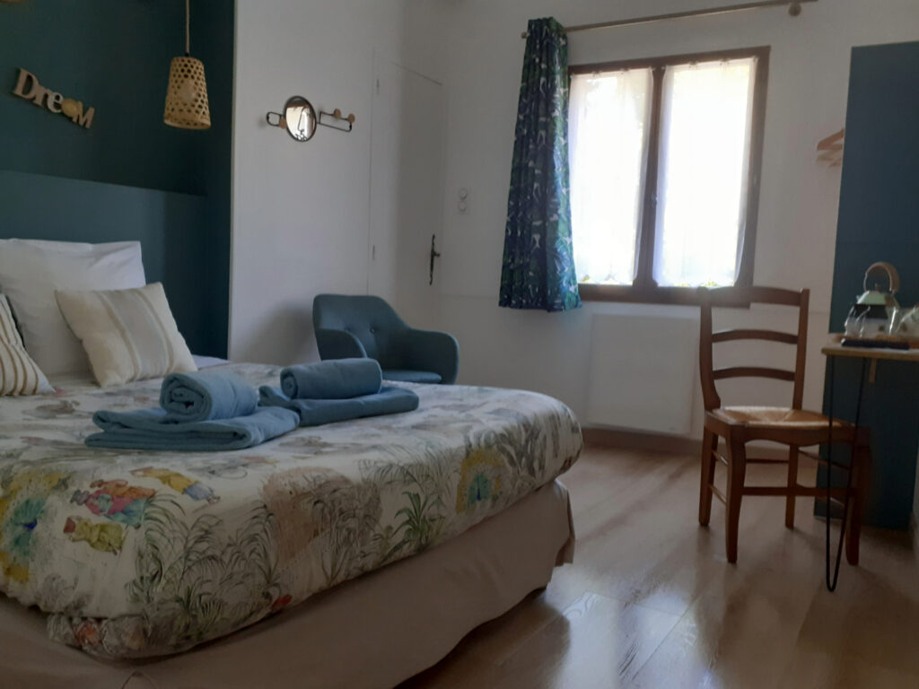 Chambre de caractère avec vue village et montagne