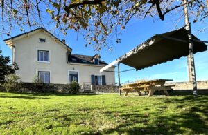 Maison avec piscine, boulodrome dans les Pyrénées